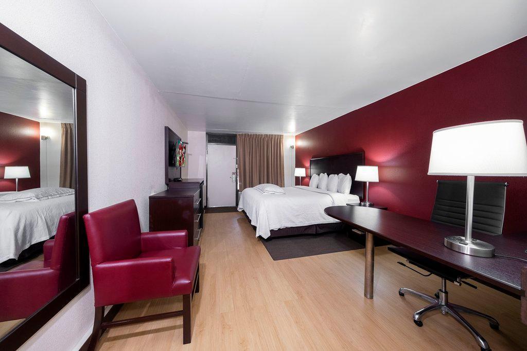 Red Roof Inn Plus+ Huntsville - Madison Exterior foto